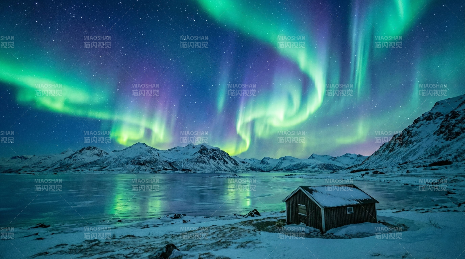极光映雪屋图片