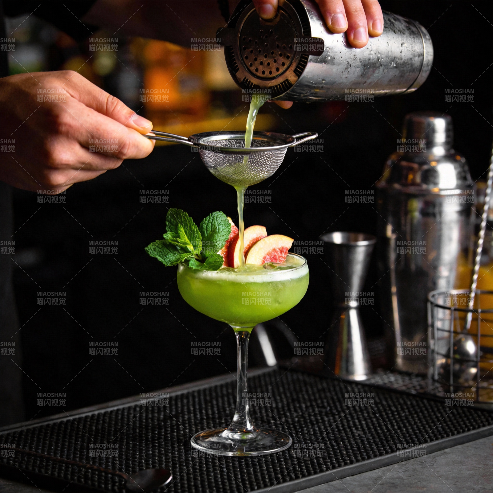调酒师斟制青柠鸡尾酒图片