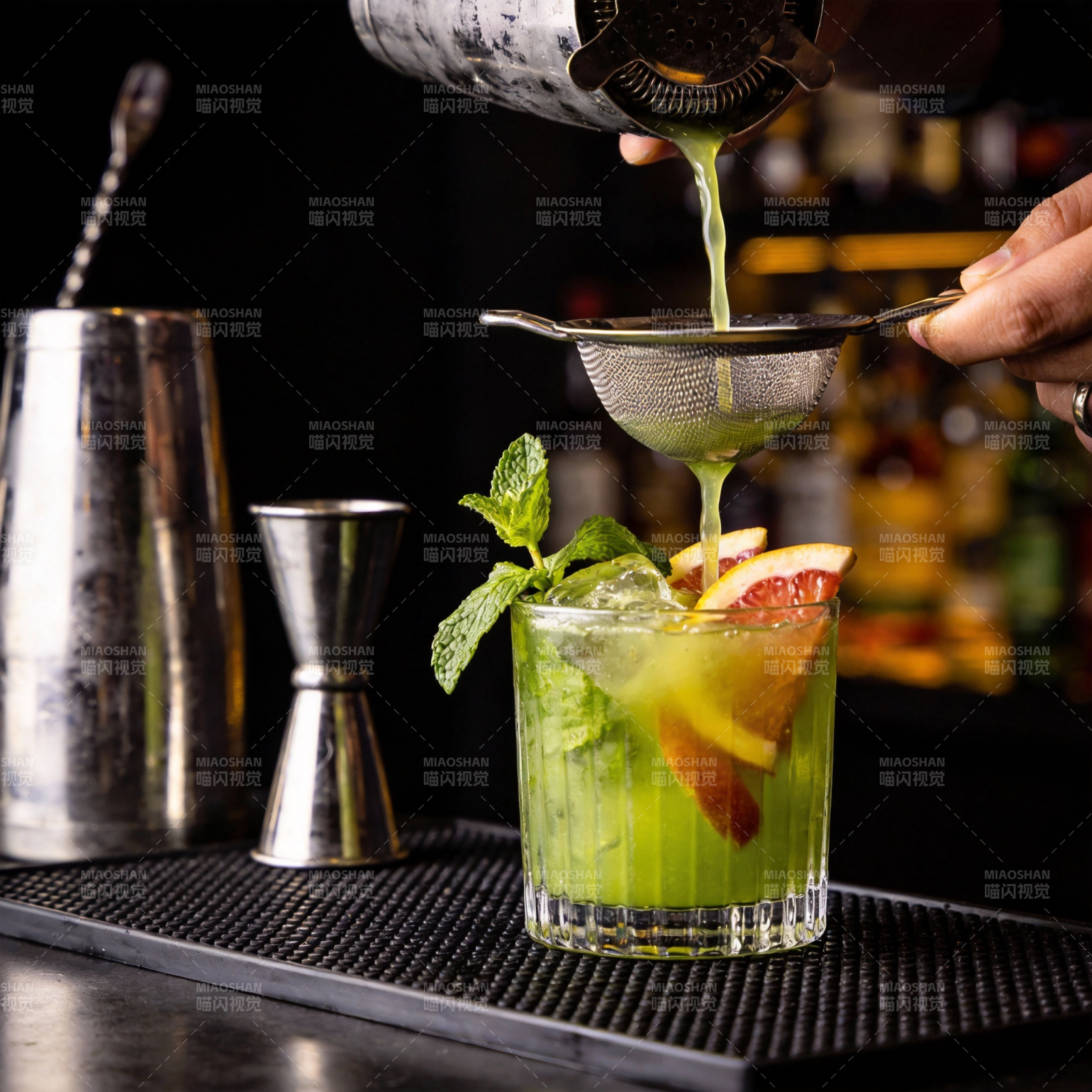 调酒师正在调制鸡尾酒图片