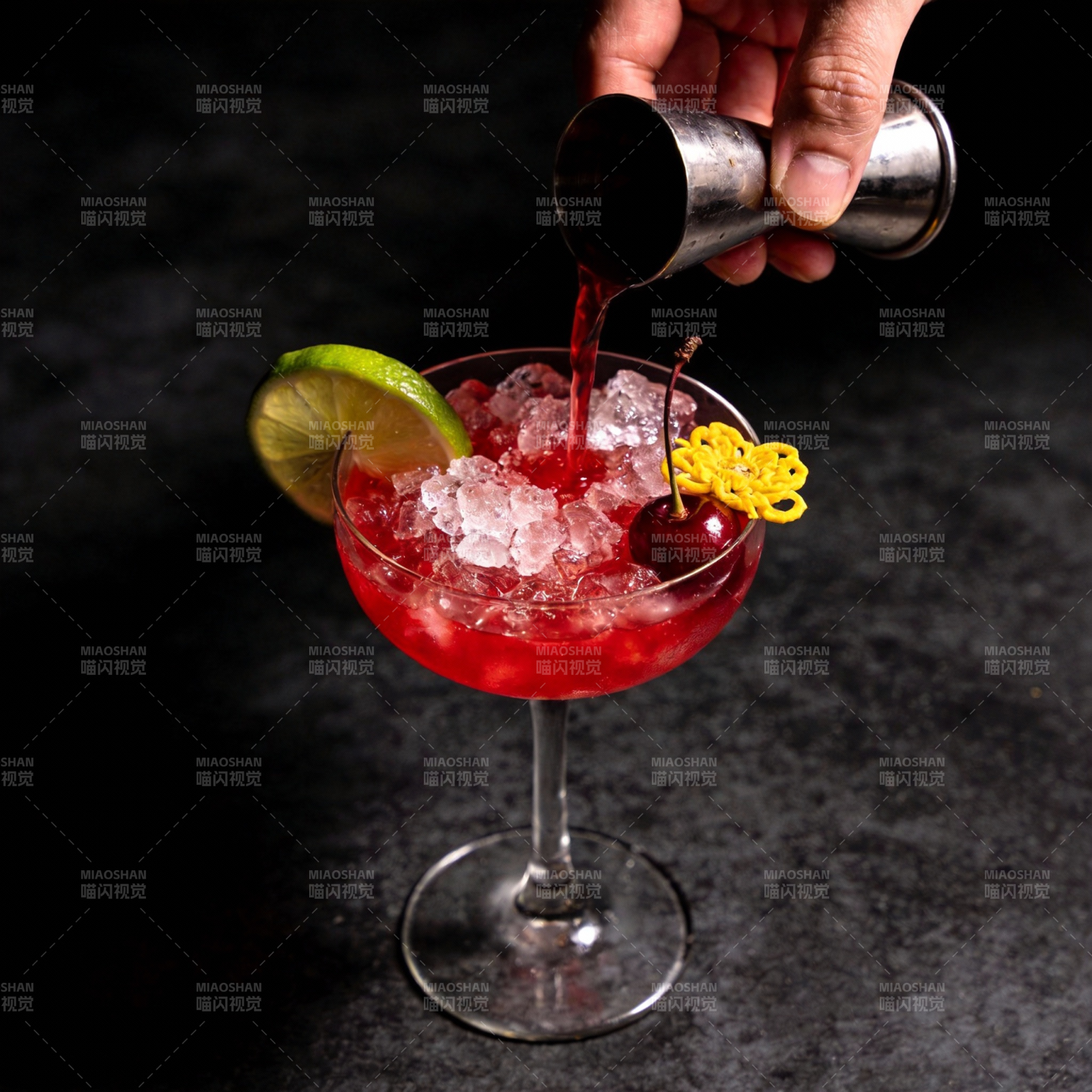 红酒鸡尾酒倒入杯中图片