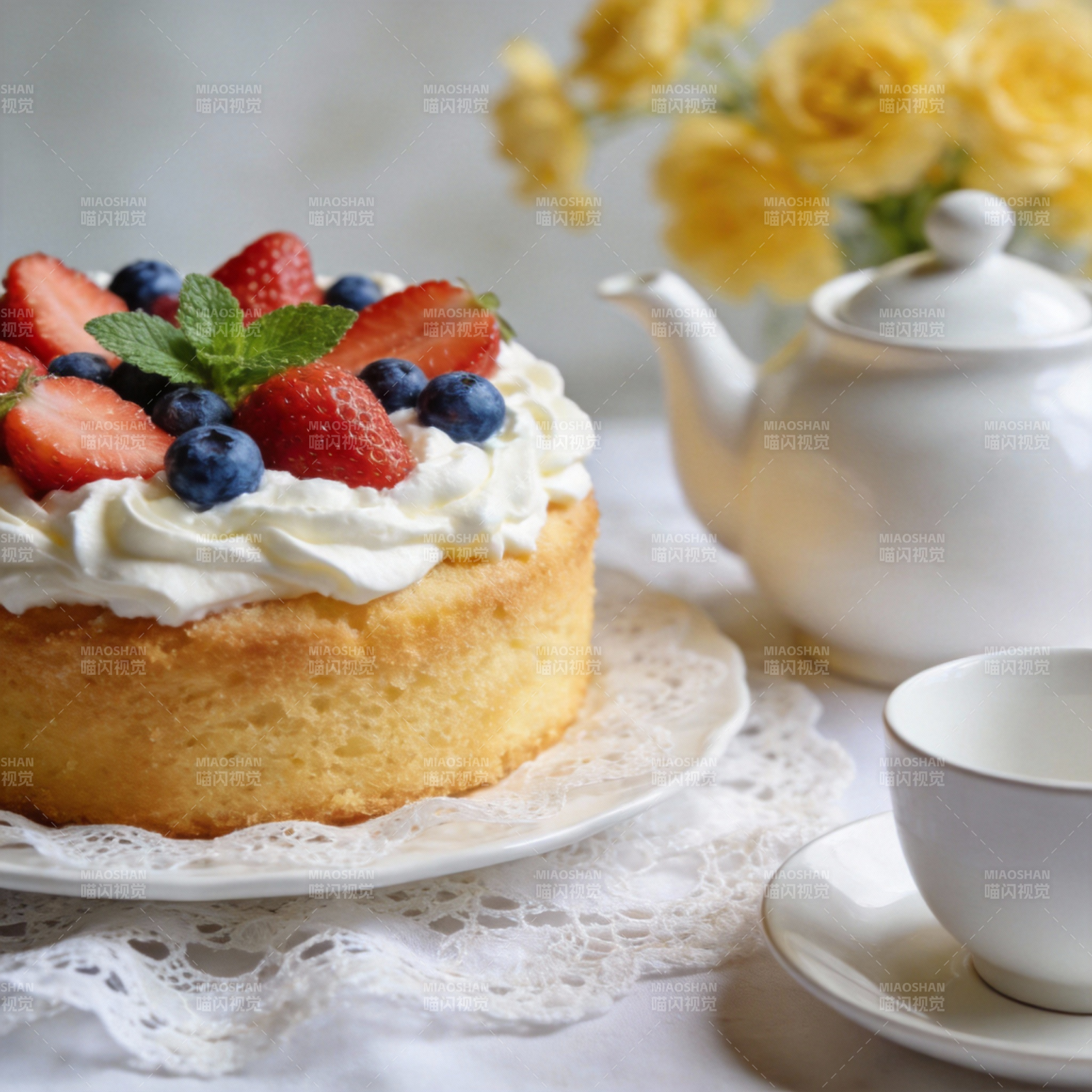 草莓蓝莓奶油蛋糕图片