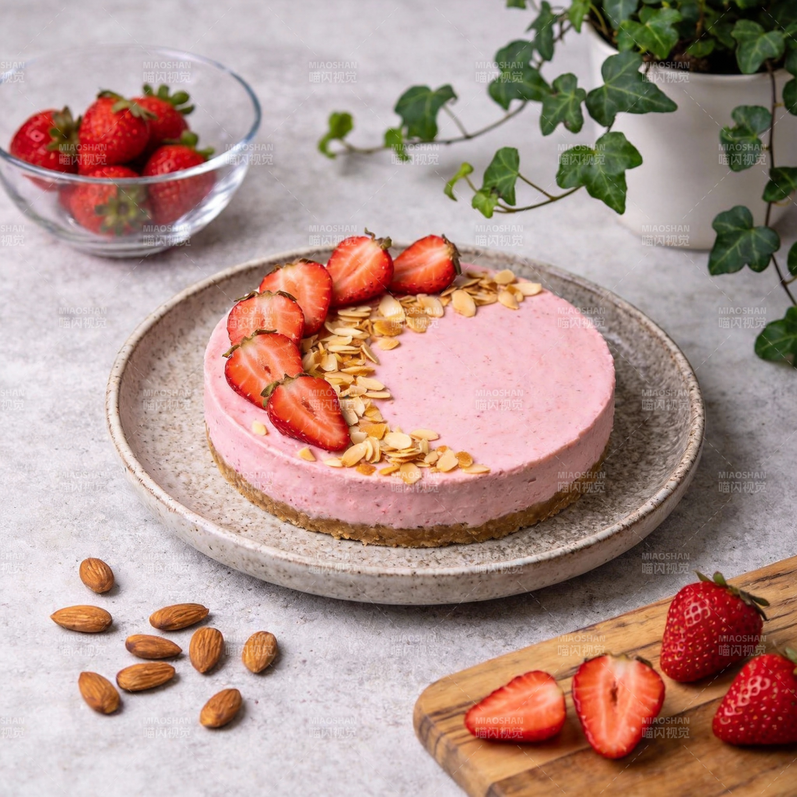 草莓杏仁慕斯蛋糕图片