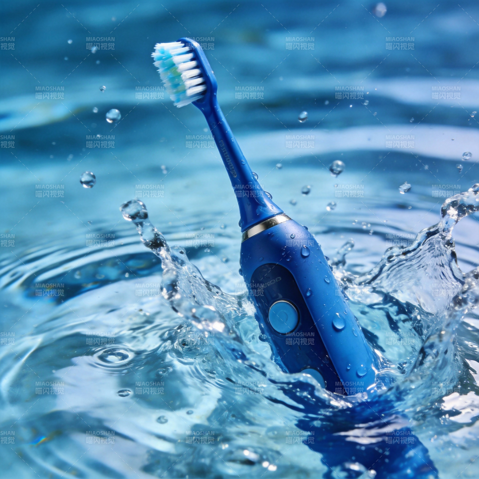 水花中的电动牙刷图片