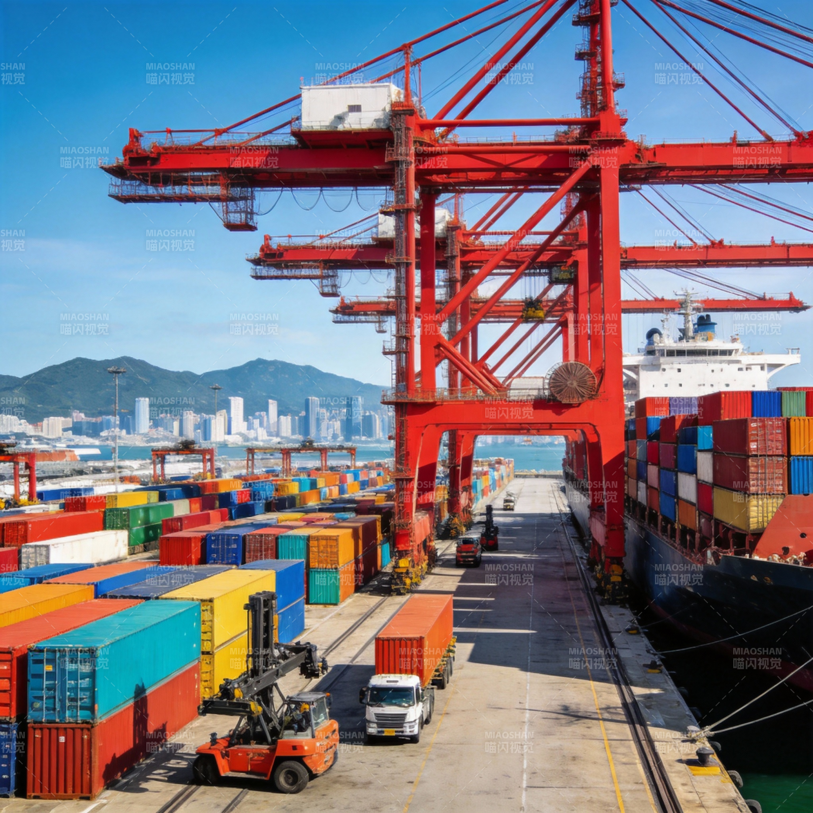 繁忙港口装卸集装箱图片