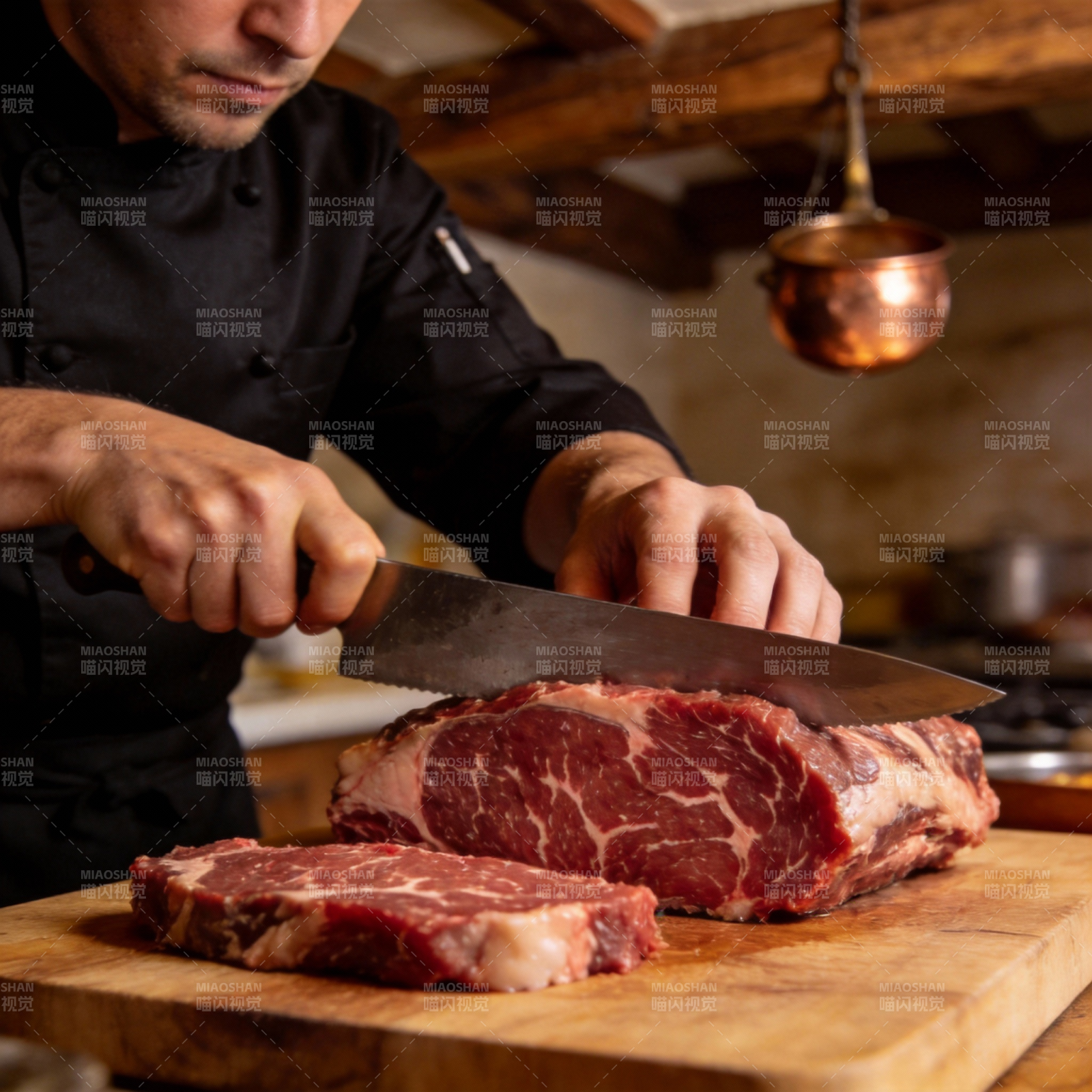 厨师切牛排图片