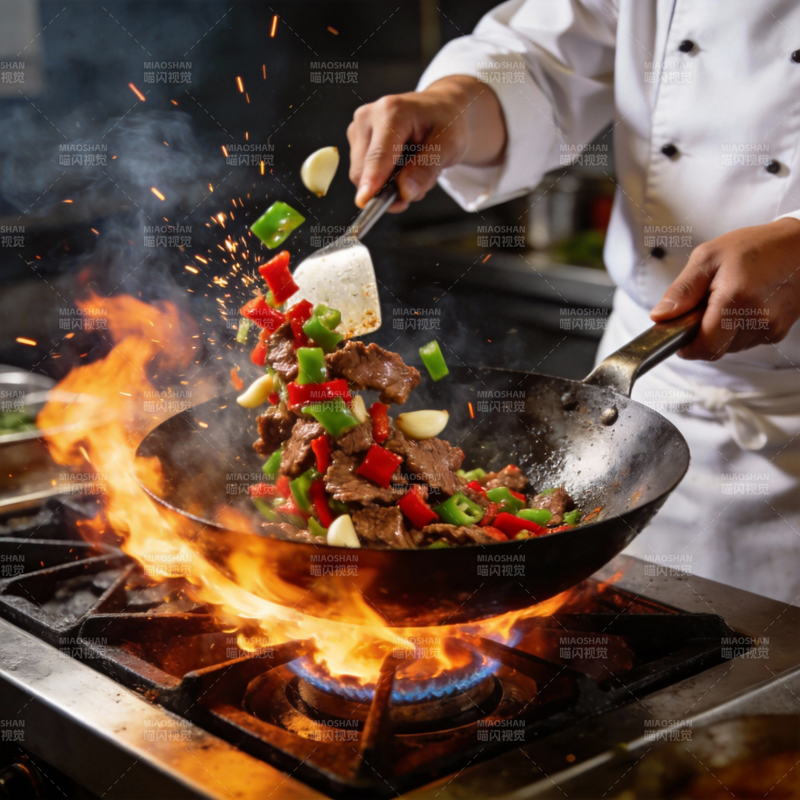 火焰炒菜 厨艺精湛图片