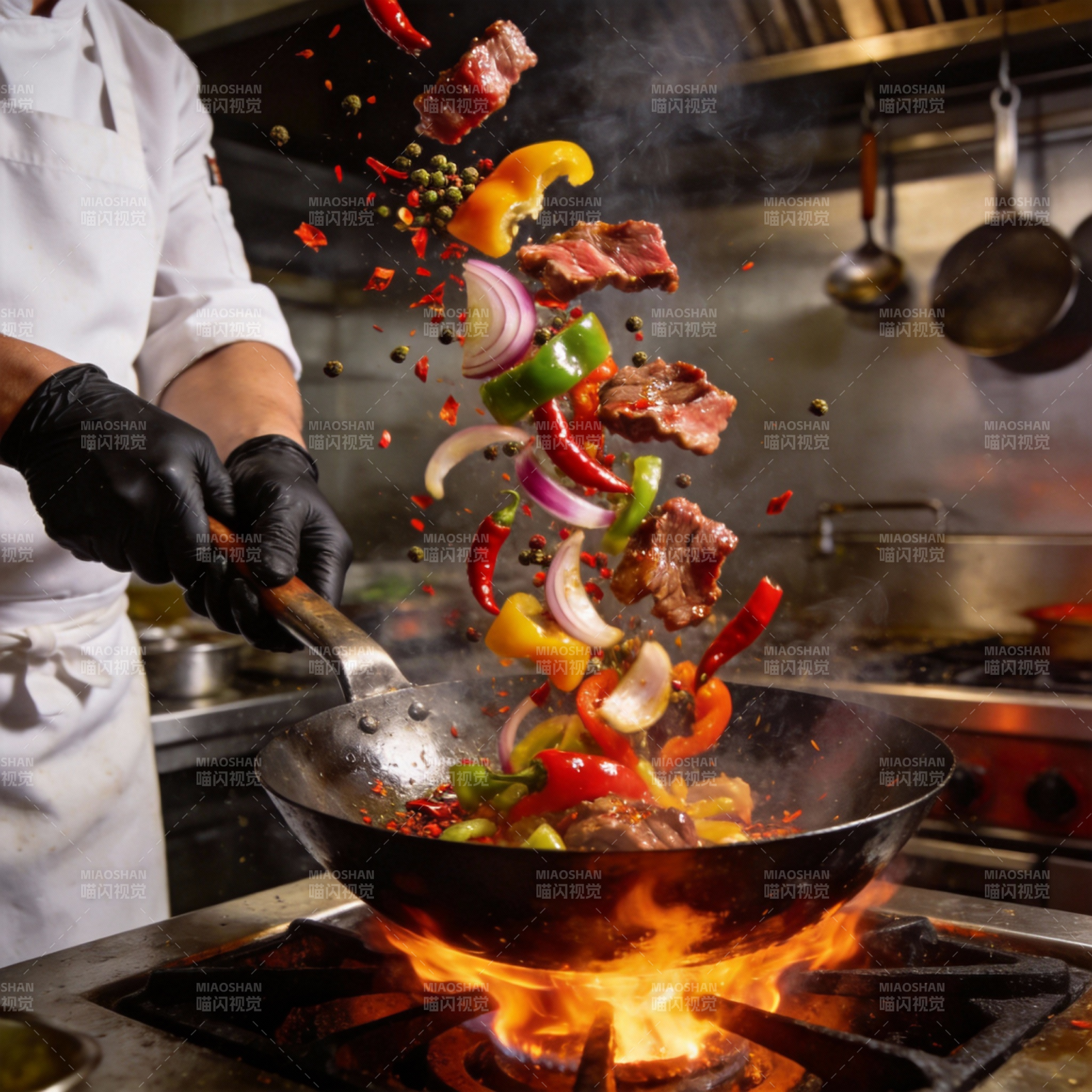 火焰翻炒美味食材图片