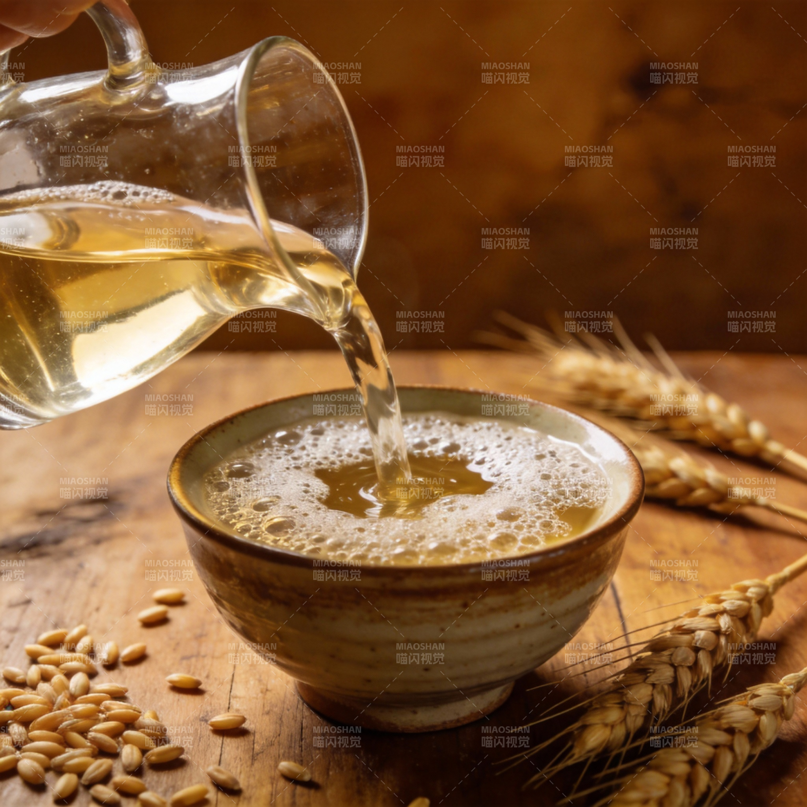 麦酒倾杯香四溢图片