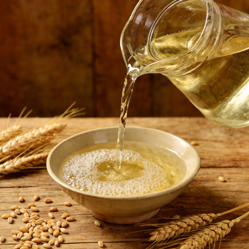 麦芽汁倒入碗中图片