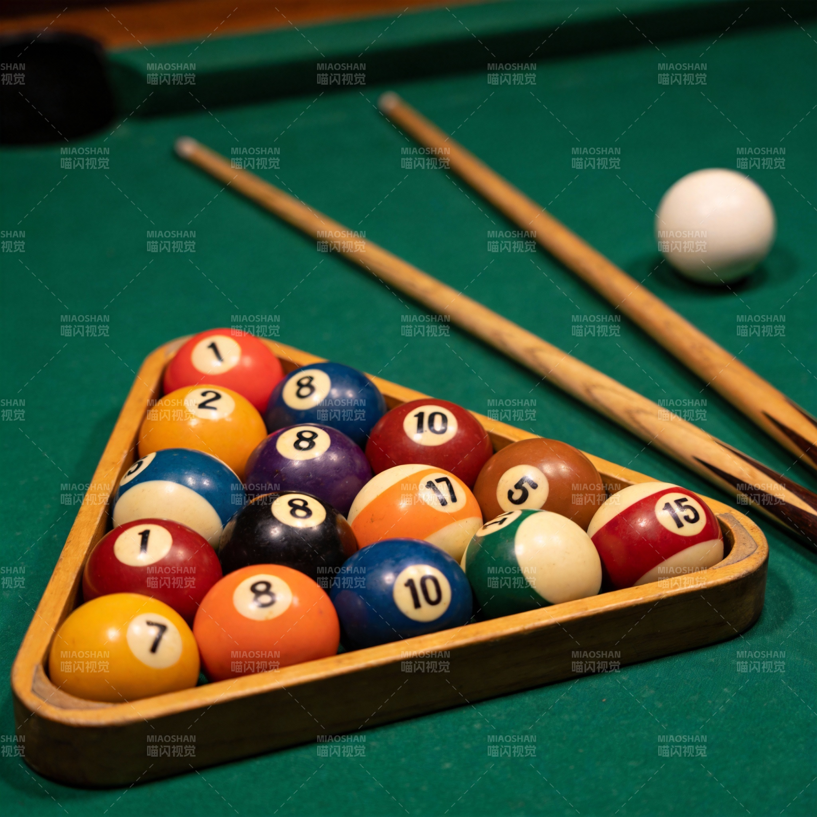 台球静待开杆图片