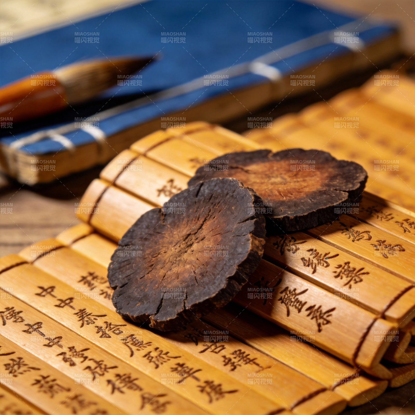 古籍竹简与药材图片