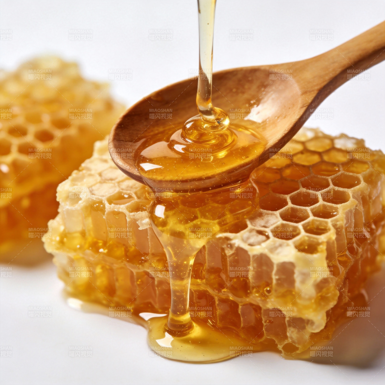 蜂蜜流淌于蜂巢图片