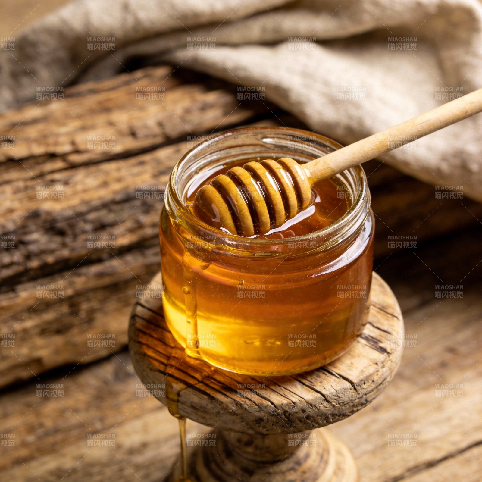 蜂蜜流淌的瞬间图片