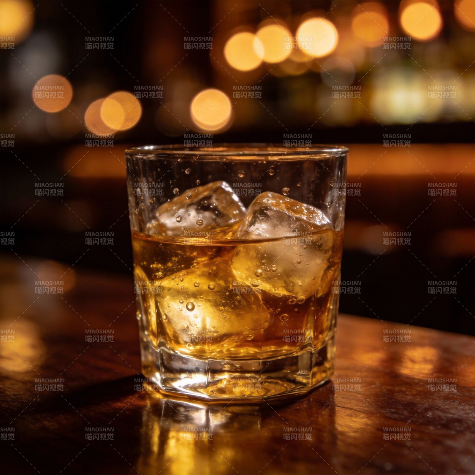 琥珀酒杯 冰块微光图片