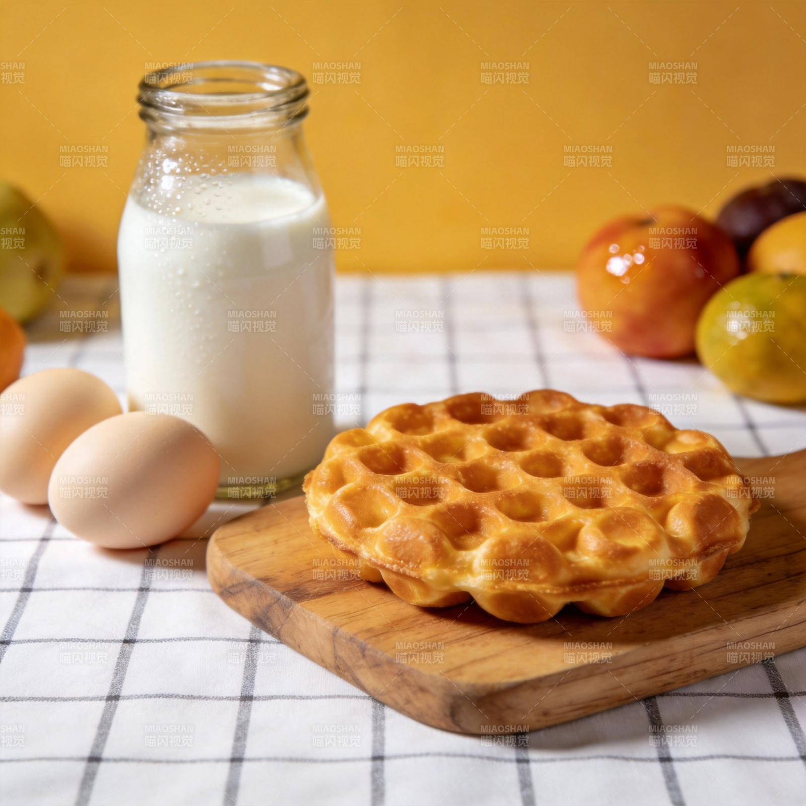 金黄华夫饼配牛奶图片
