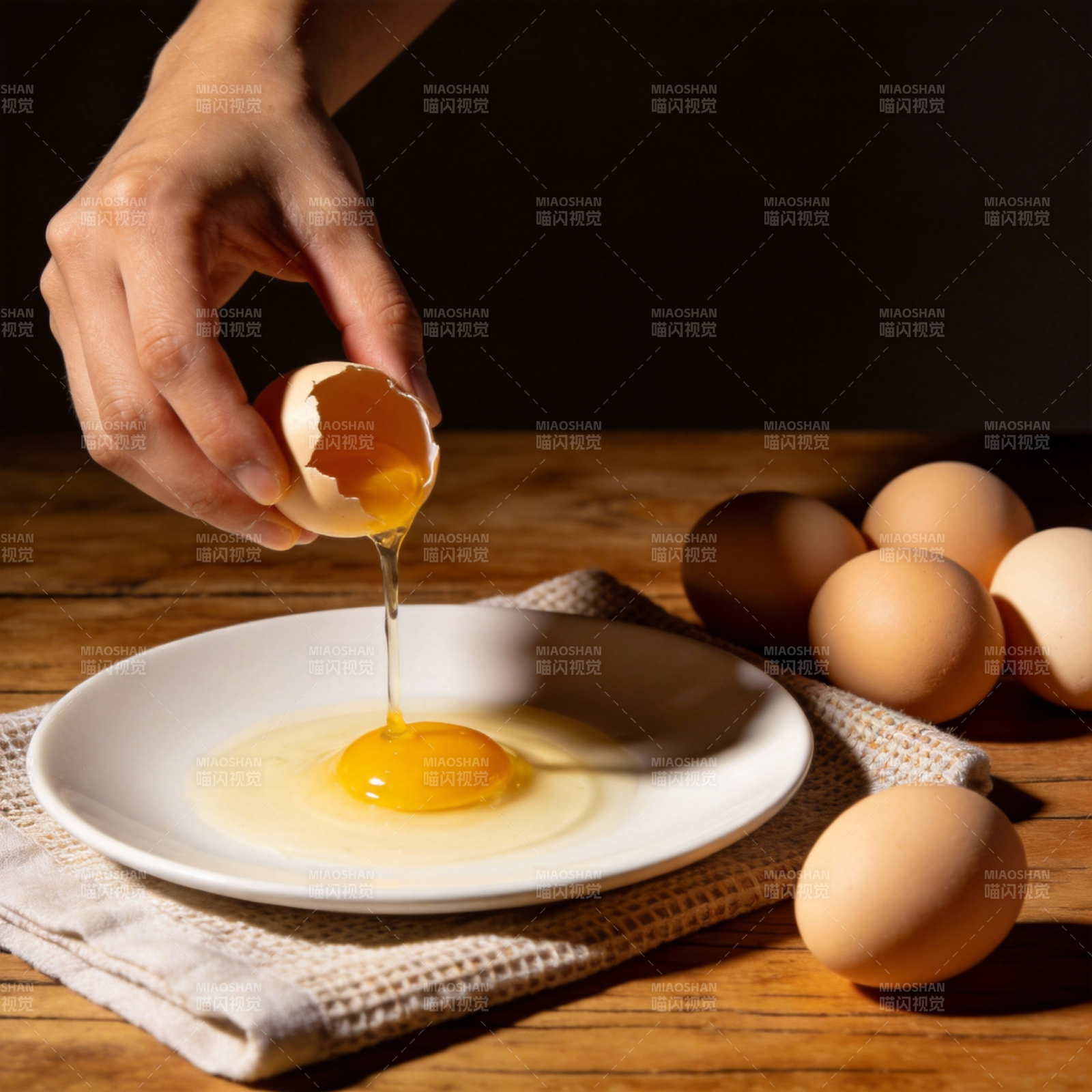 蛋黄缓缓流入盘中图片