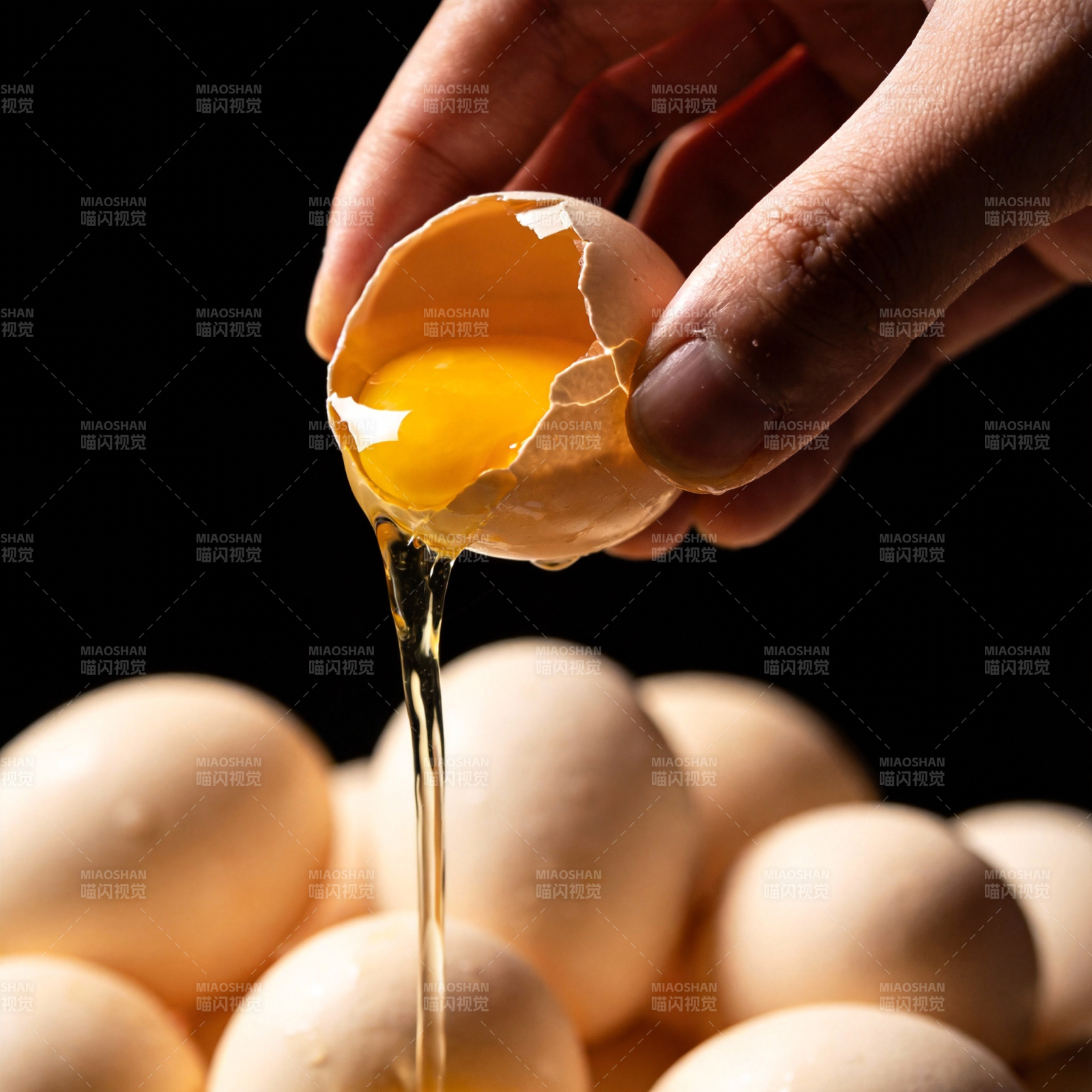 蛋液倾泻而下图片