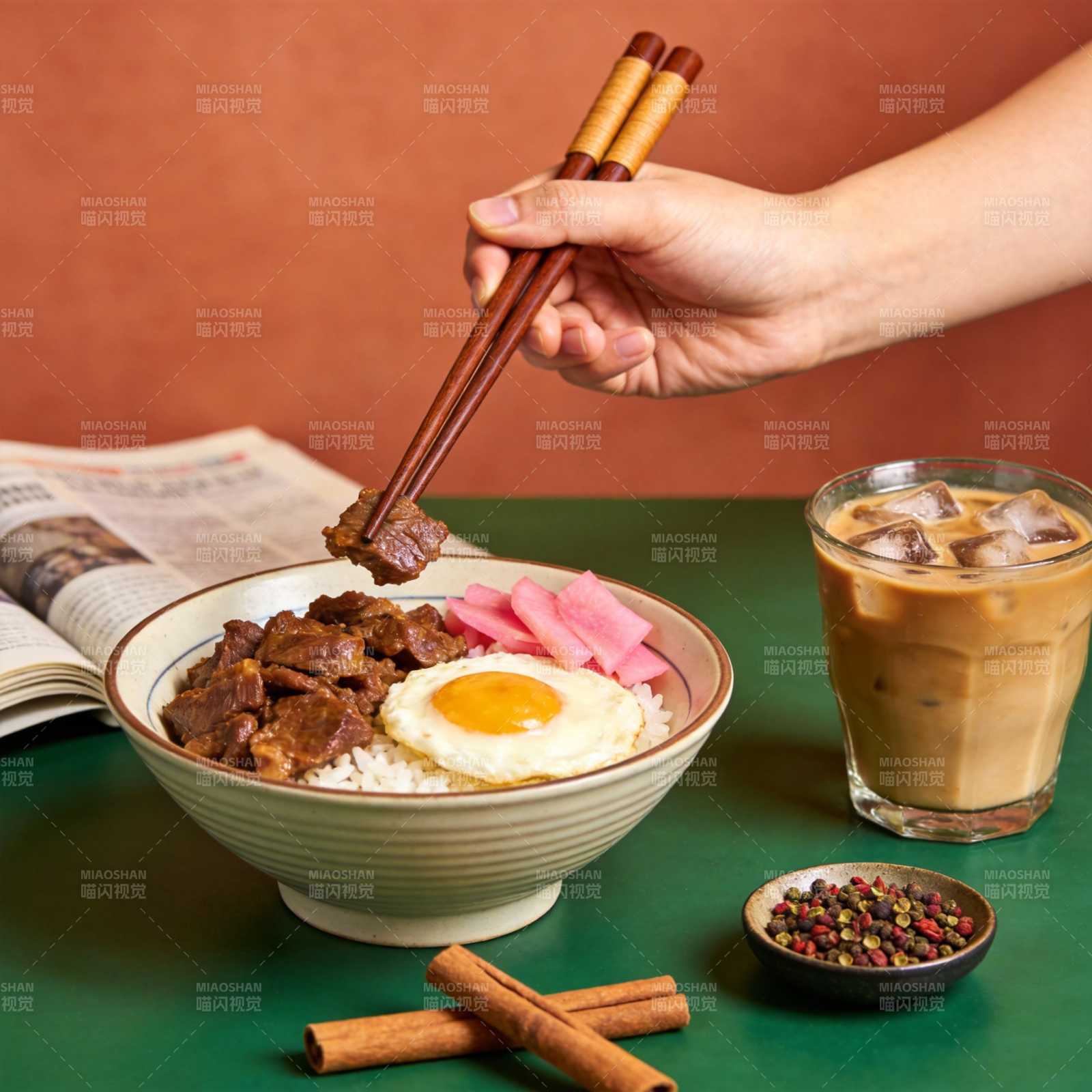 美味牛肉饭配冰咖图片