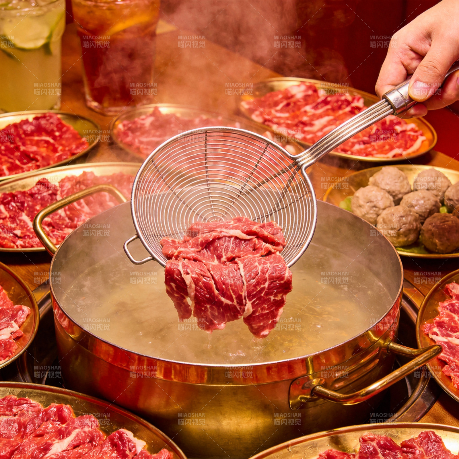 热气腾腾的火锅宴图片