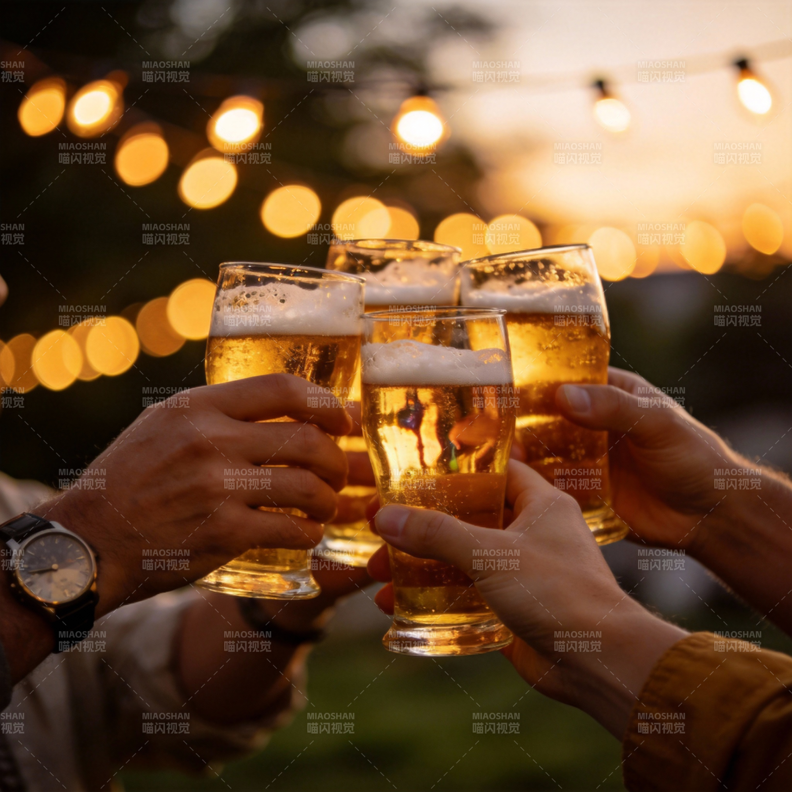 举杯共饮 欢聚时刻图片