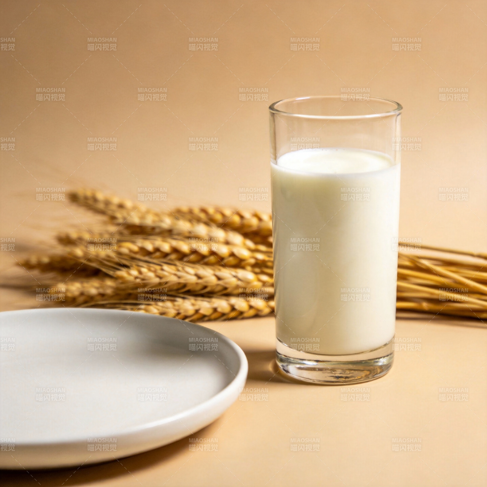 牛奶与麦穗静物图片