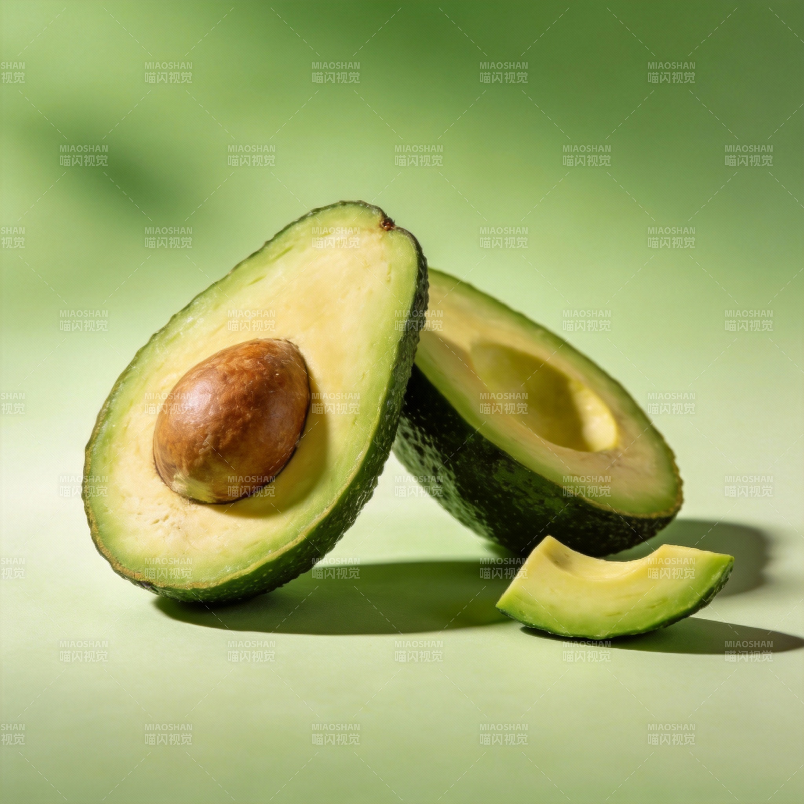 新鲜牛油果切片图片