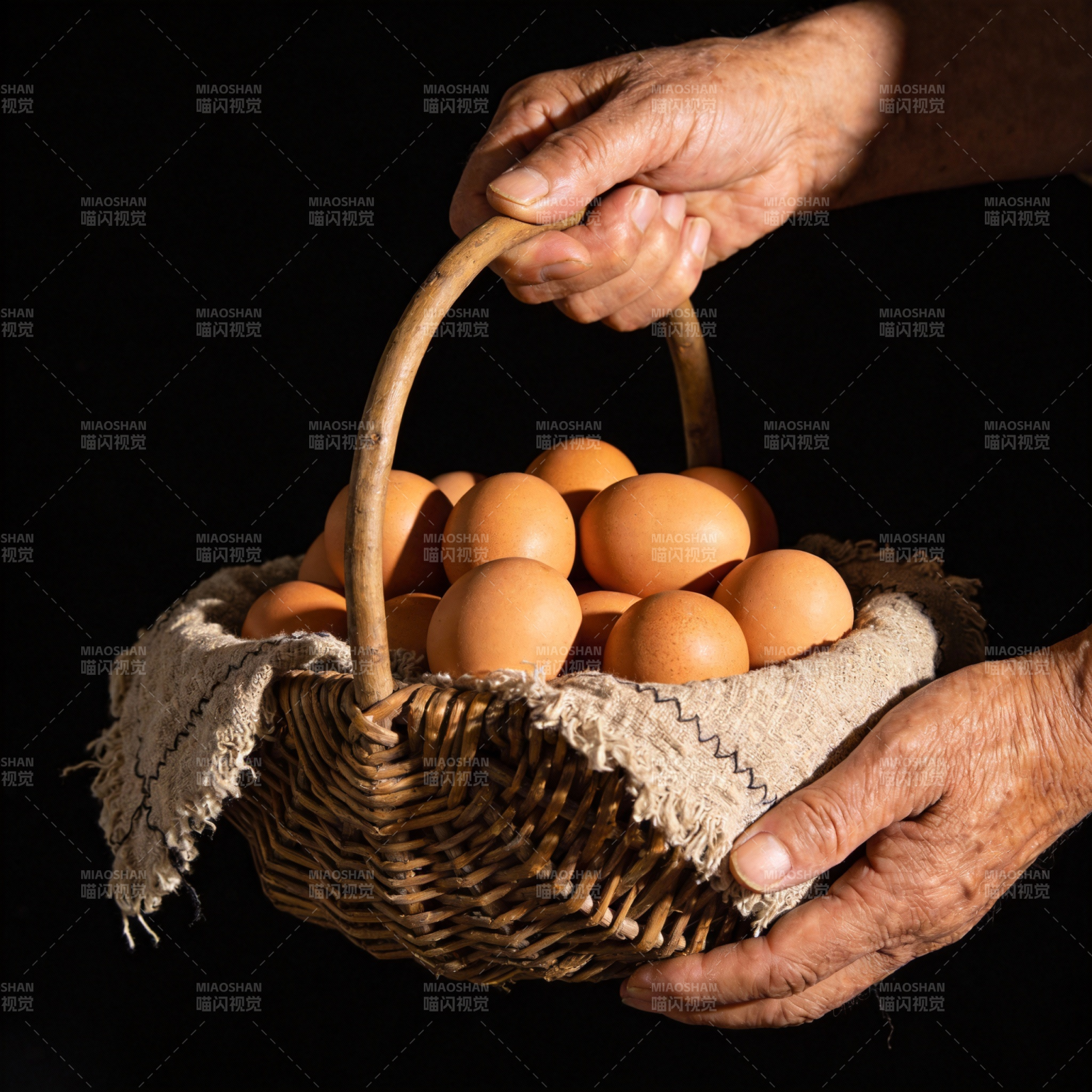 手捧蛋篮图片