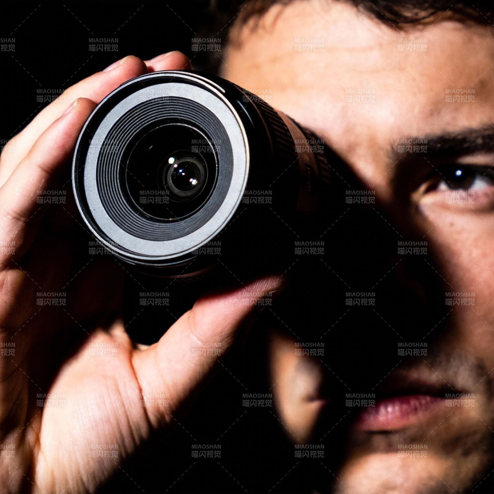 镜头后的凝视图片