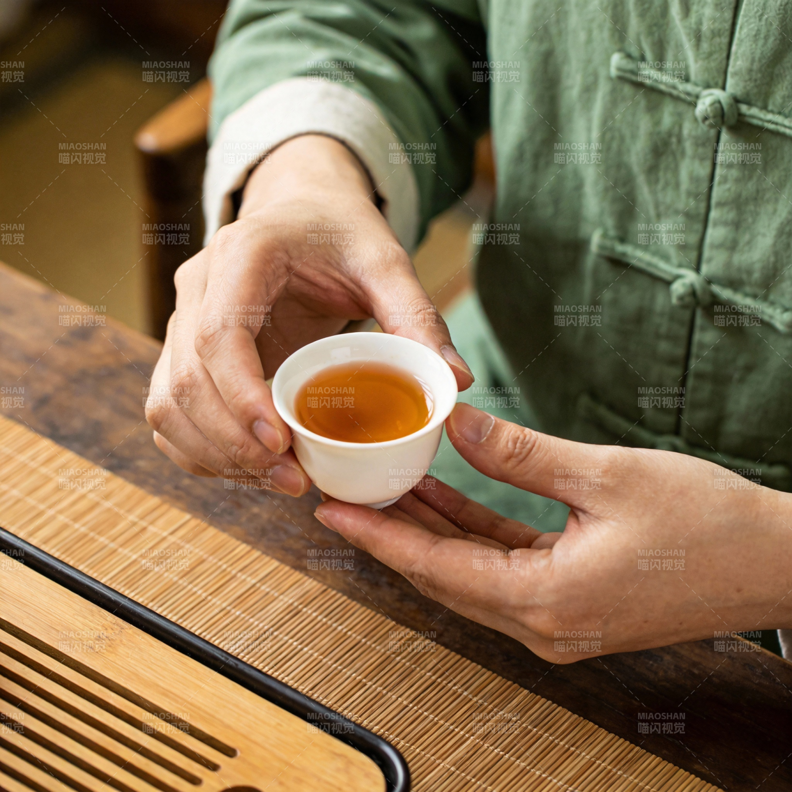 茶香四溢 手捧清茗图片