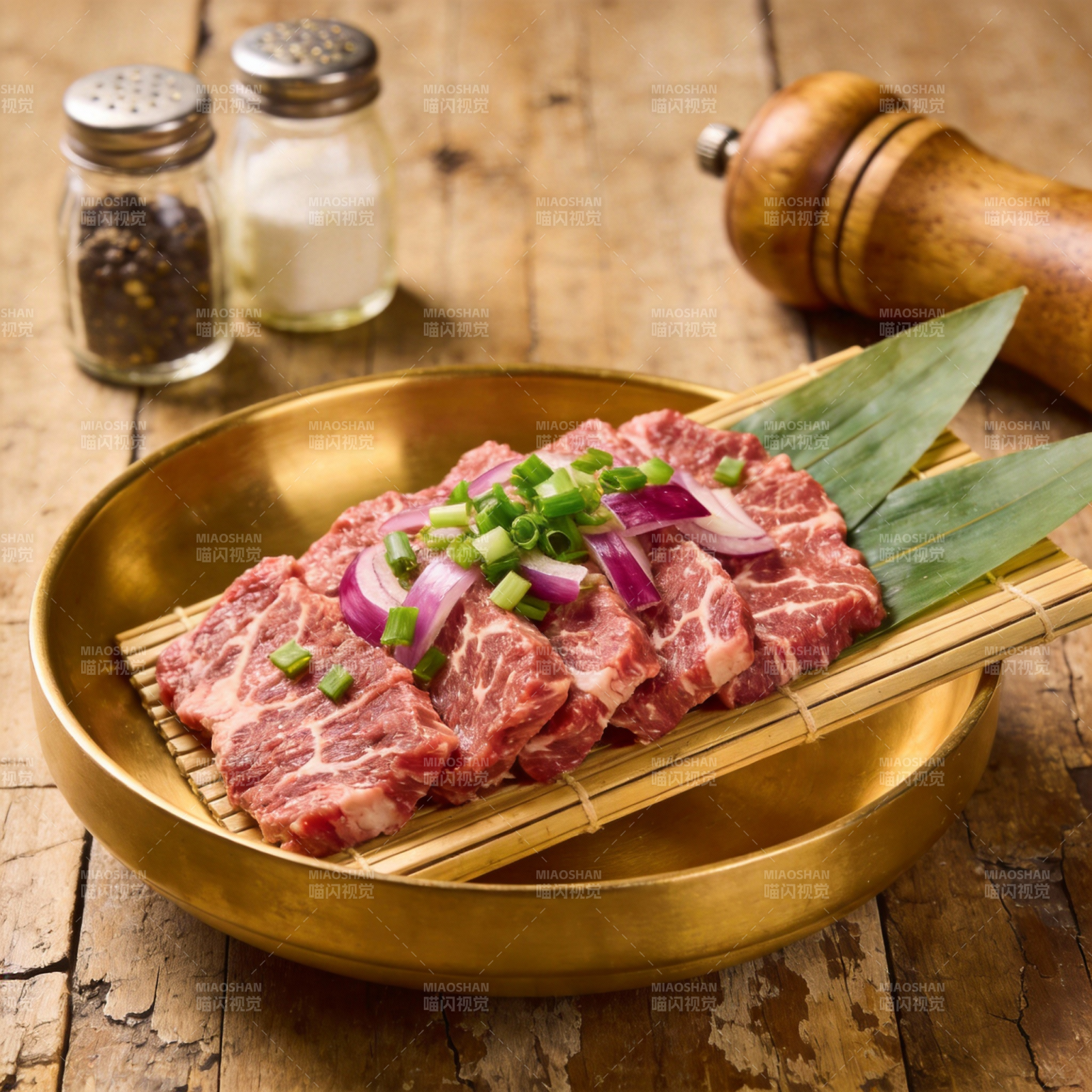 鲜嫩牛肉配葱花图片