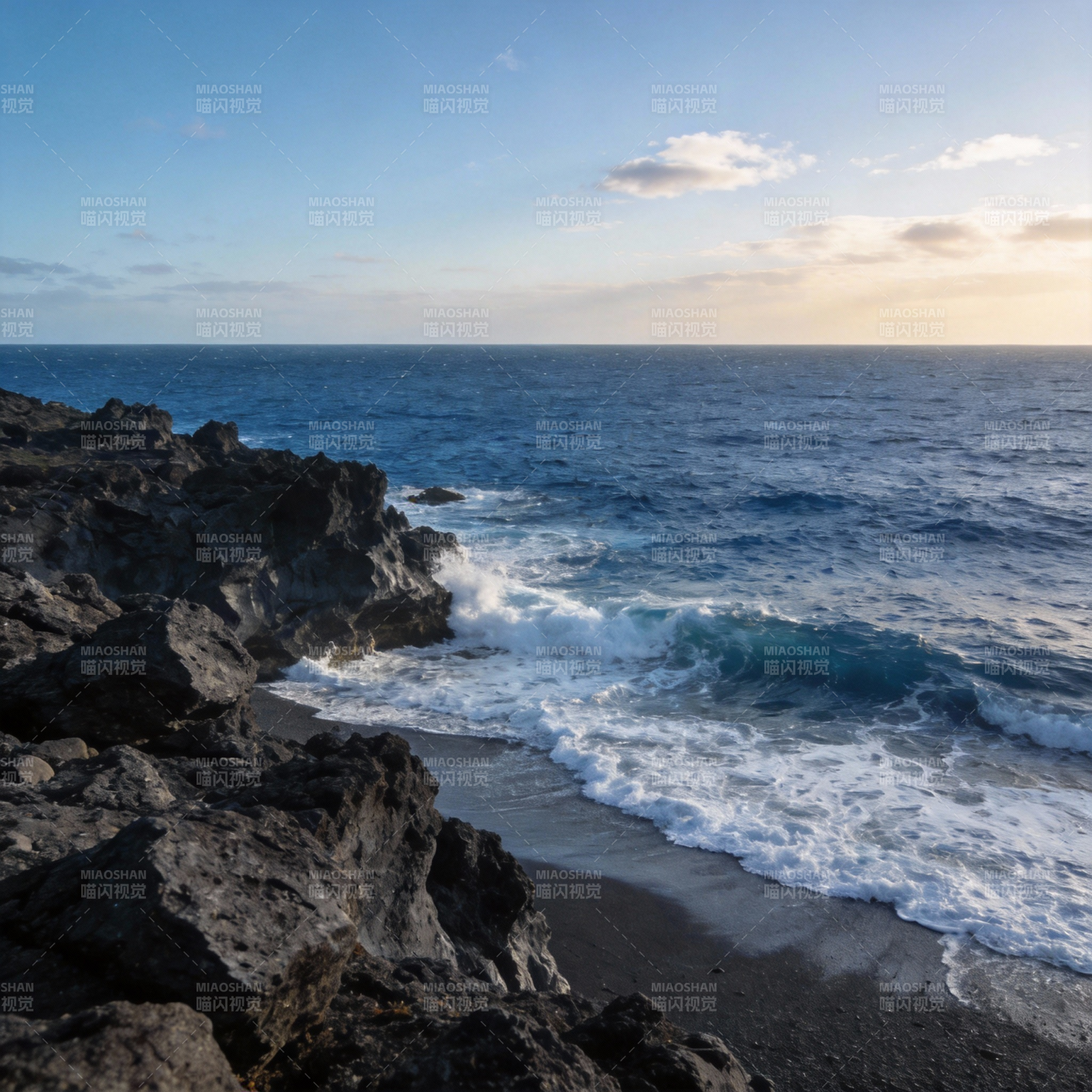 海浪拍打岩石岸图片