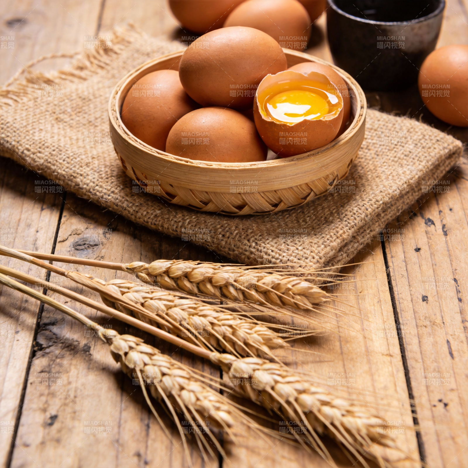鸡蛋与麦穗静物图片