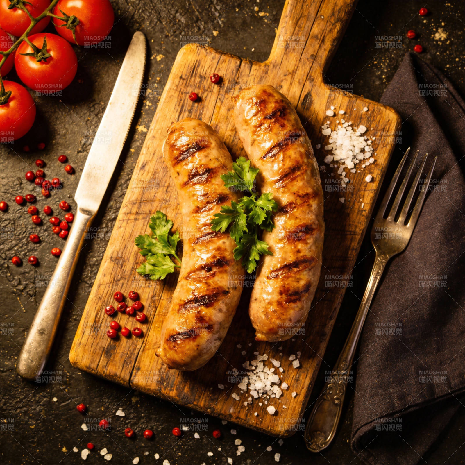 烤香肠配香草图片