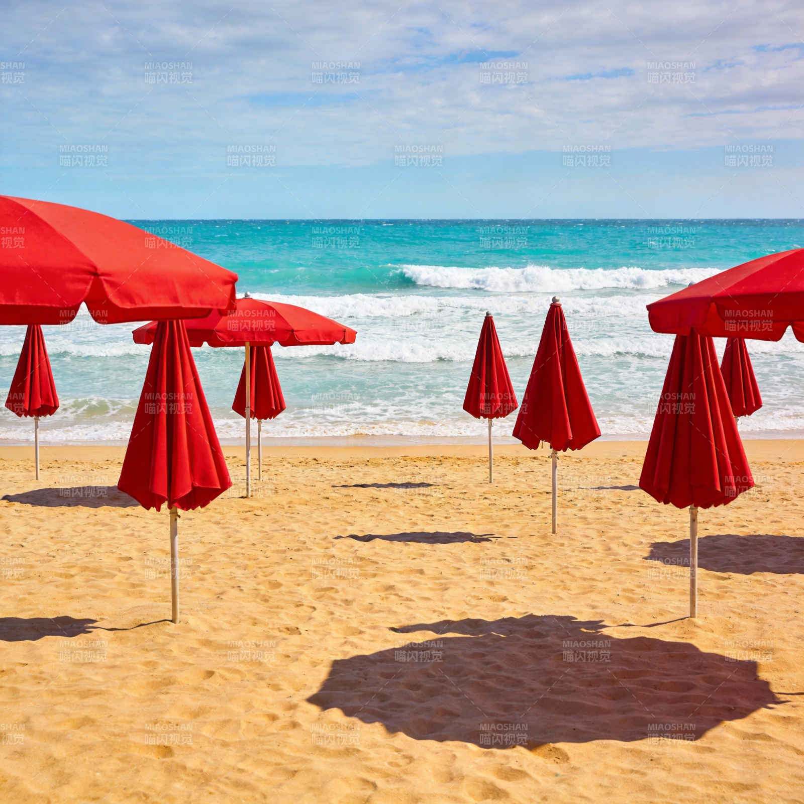 红伞沙滩海景图片