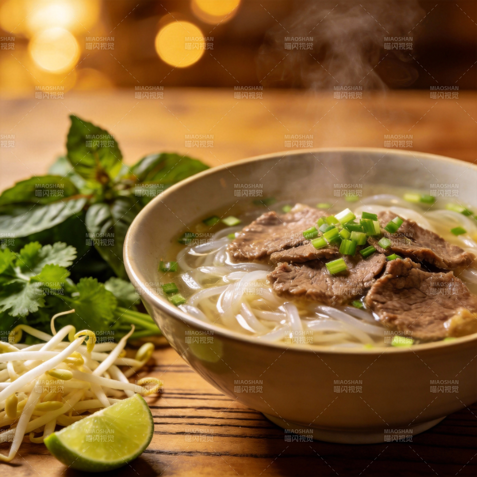 热气腾腾的牛肉面图片