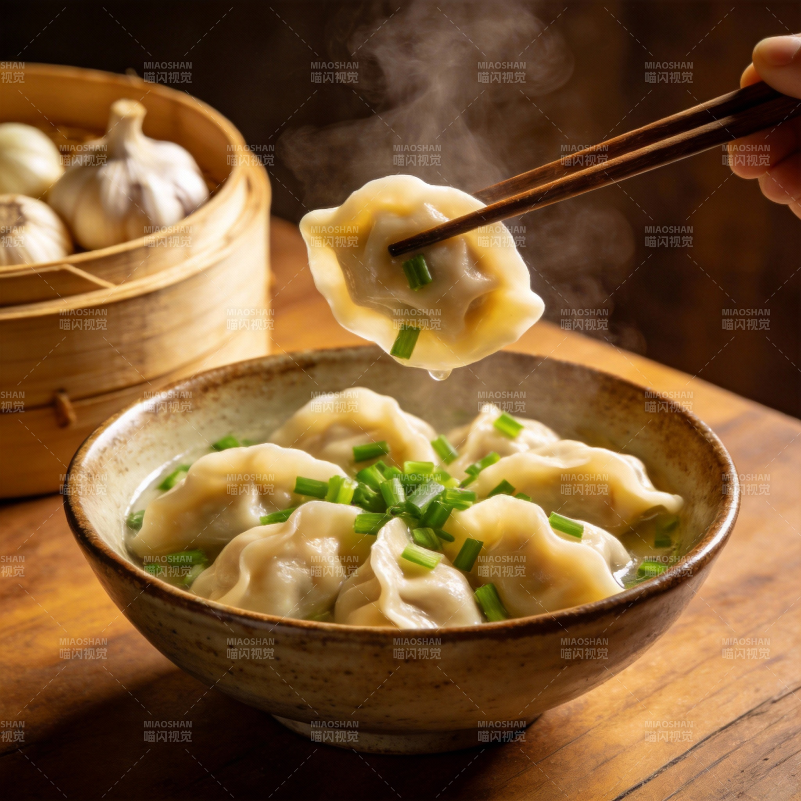 热腾腾的饺子图片