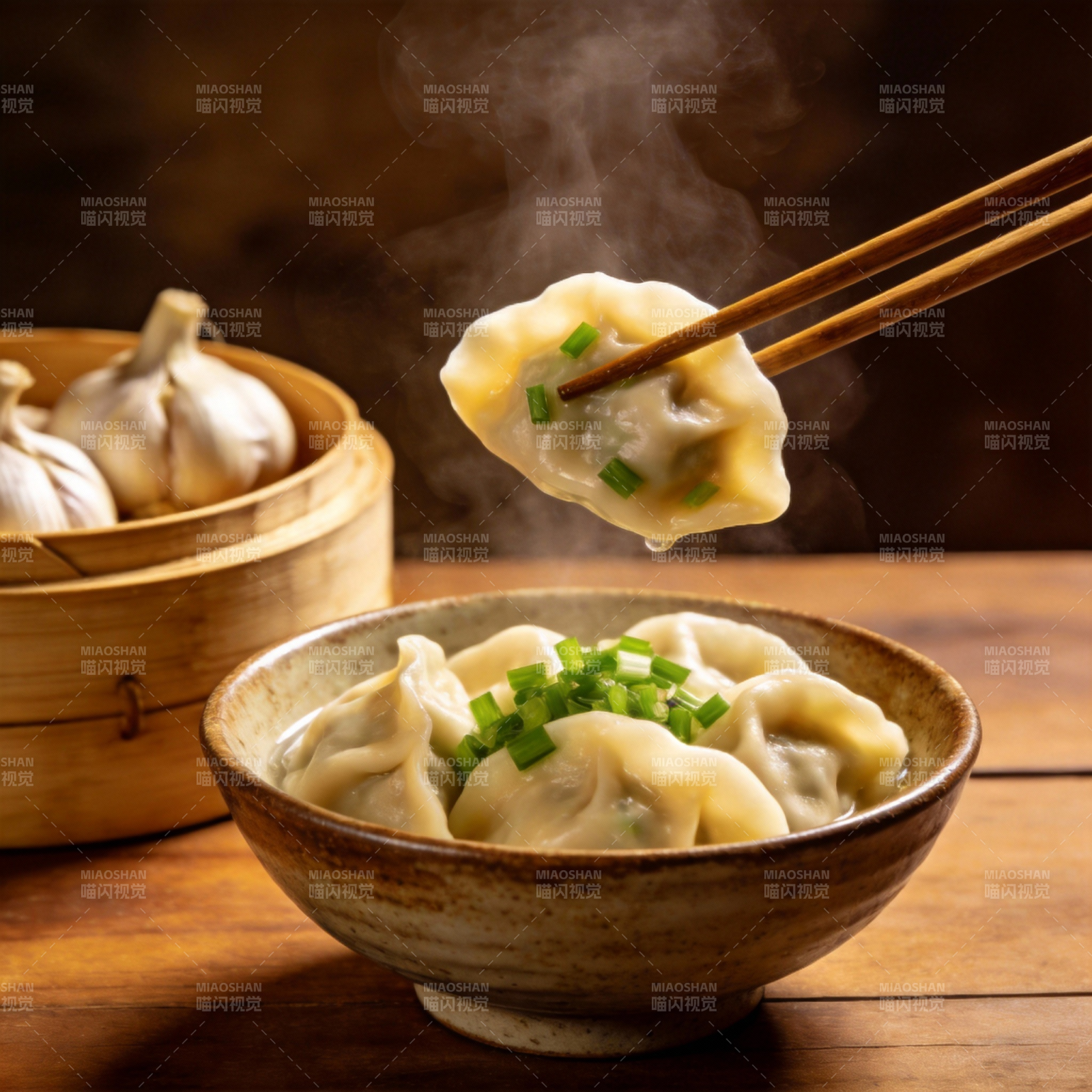 热气腾腾的饺子图片