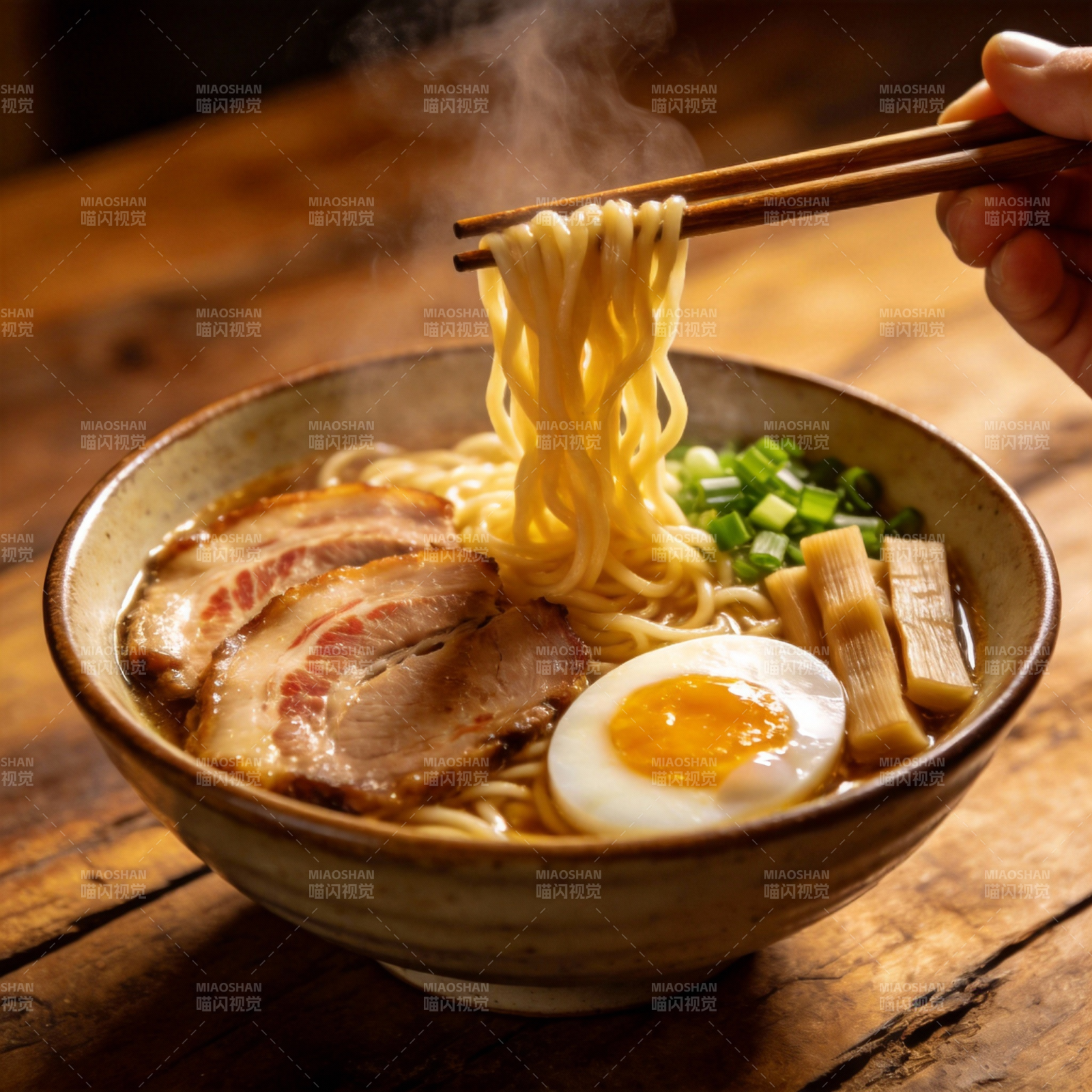 热腾腾的拉面图片