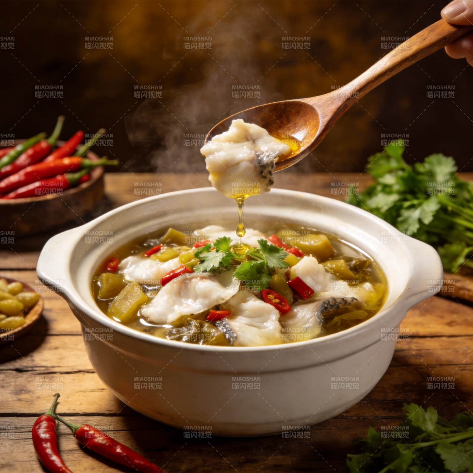 酸菜鱼汤鲜美热腾图片