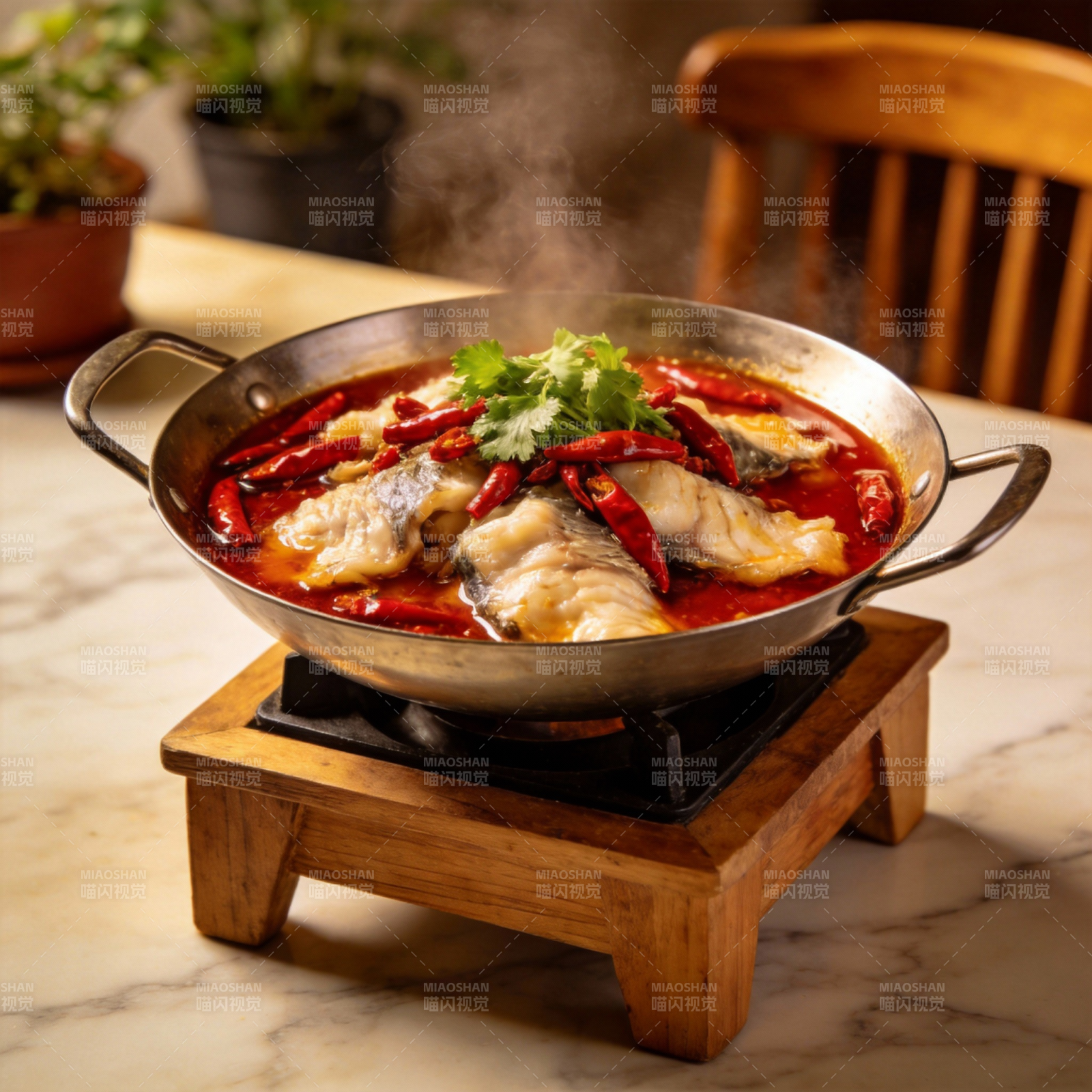 麻辣鱼锅热气腾腾图片