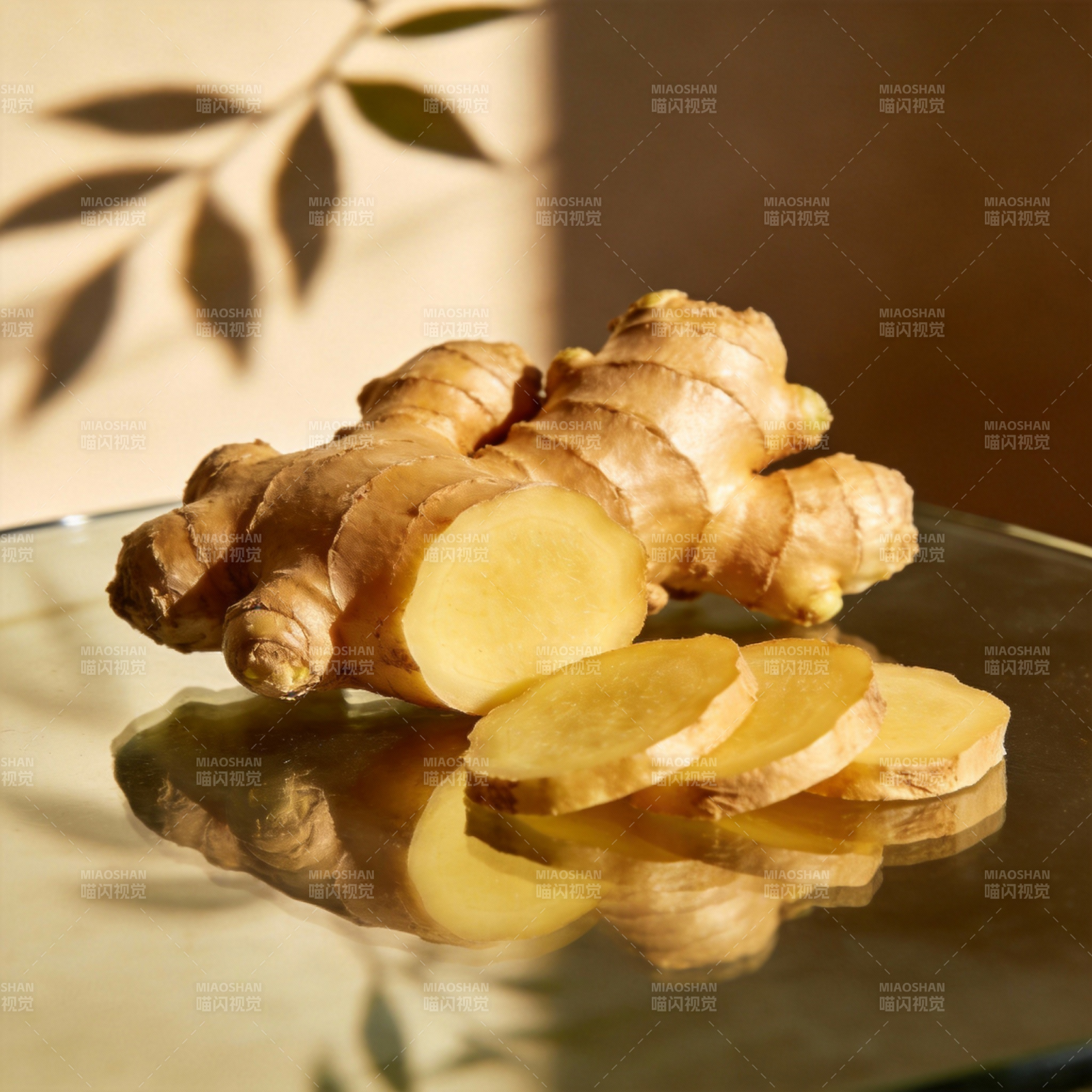 姜片与姜块静置镜面图片