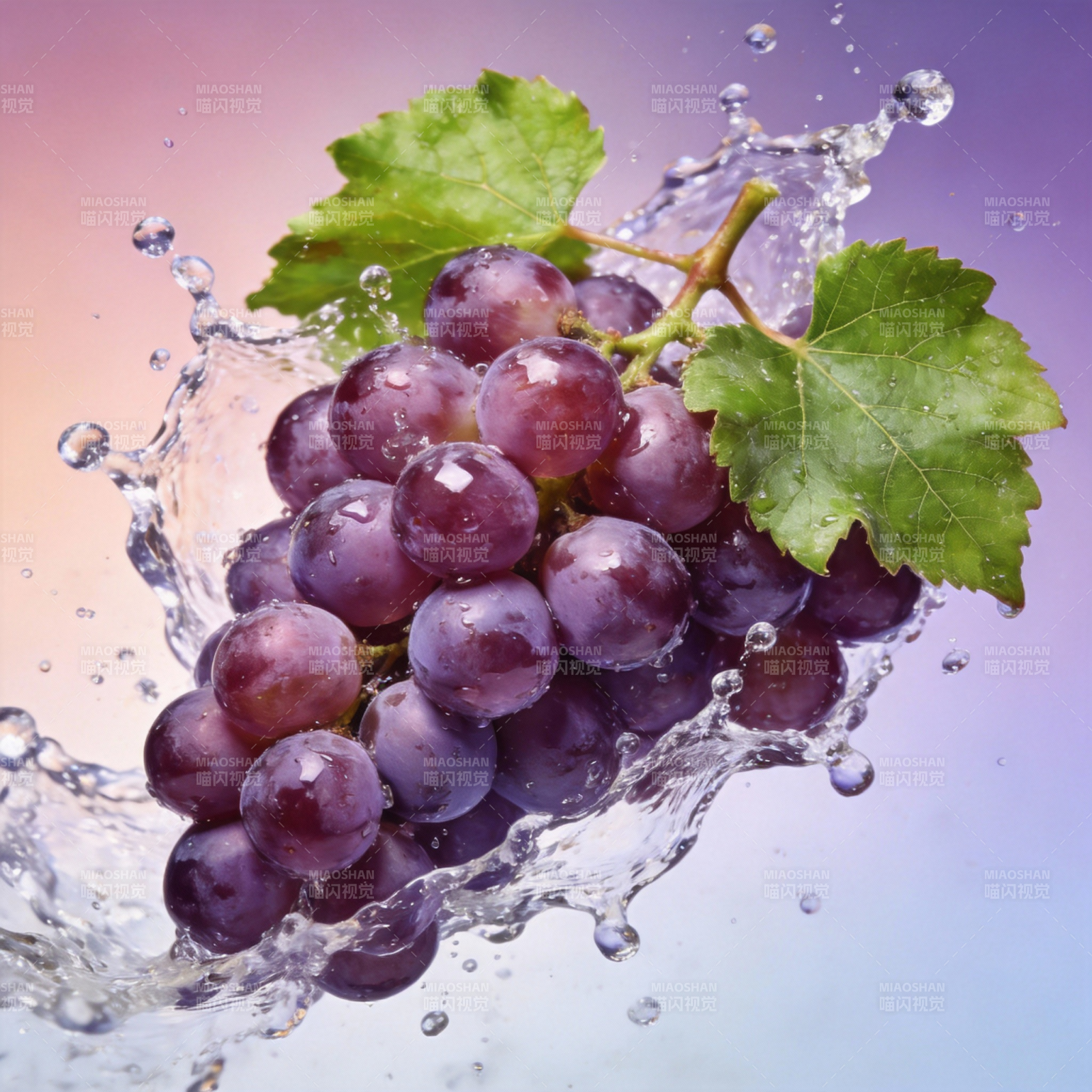 水花中的紫葡萄图片