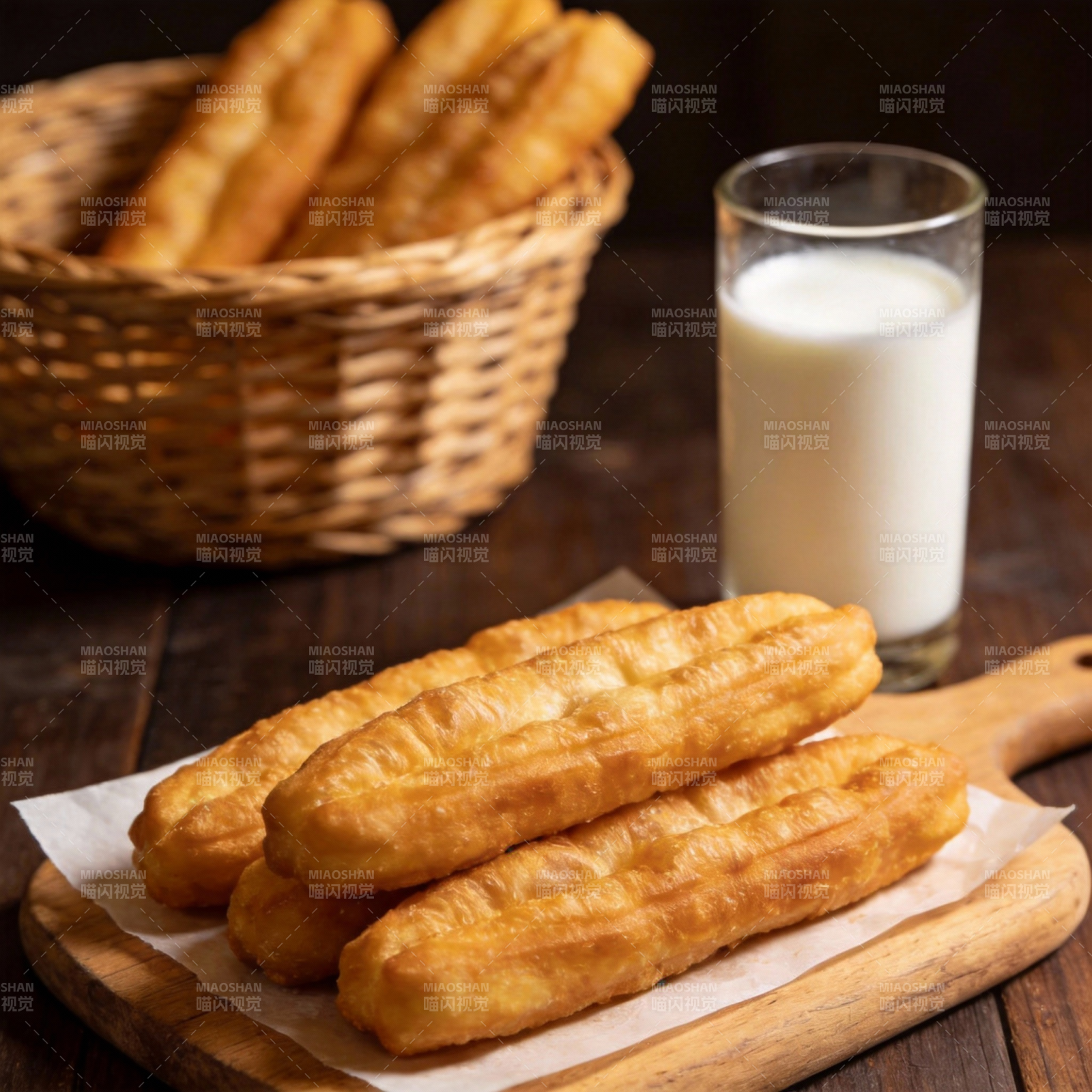 金黄油条配牛奶图片