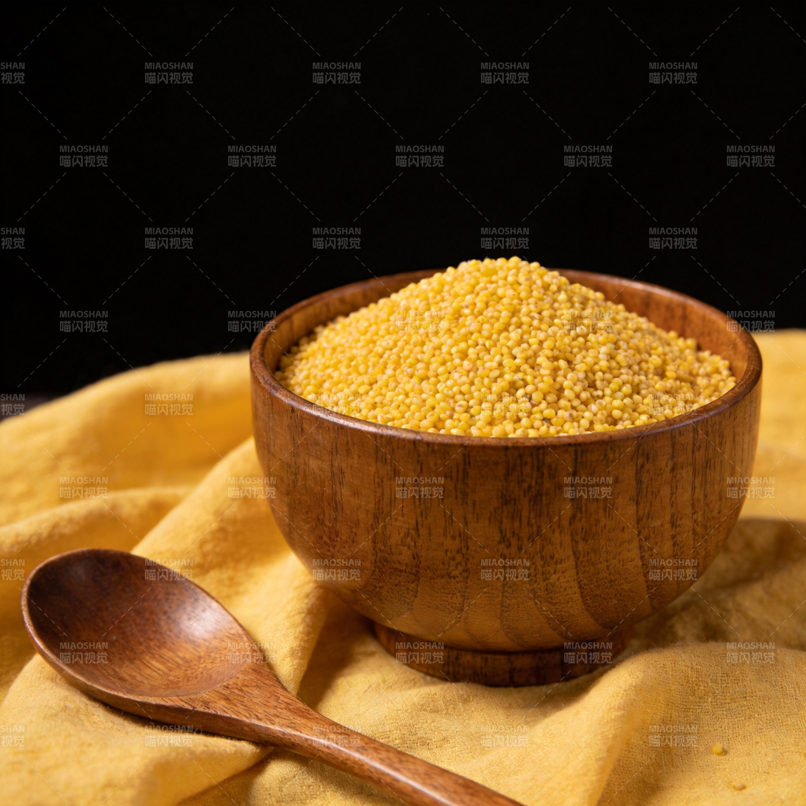 木碗盛小米 勺相伴图片