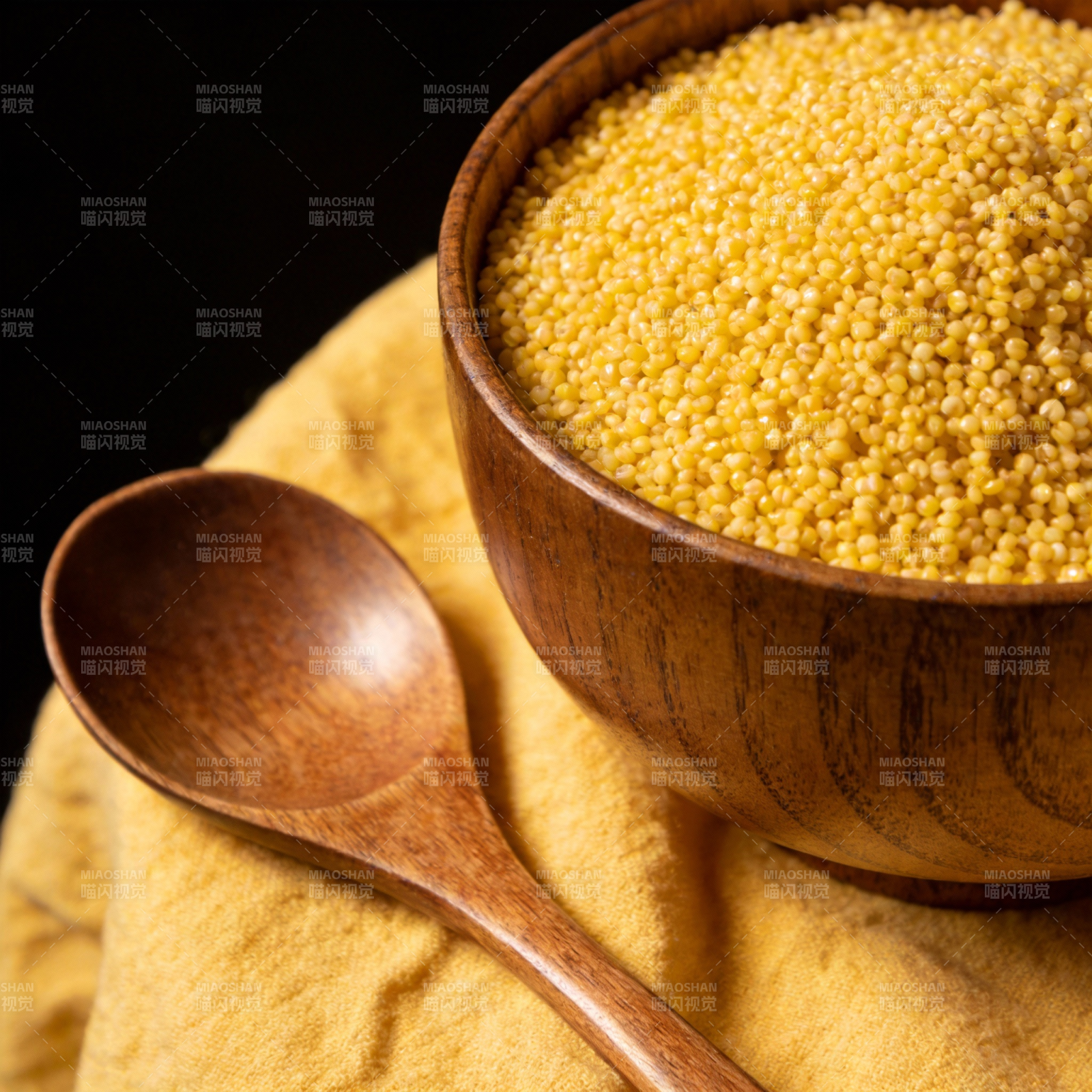 木碗小米与勺图片