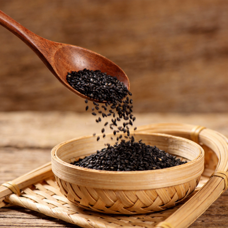 黑芝麻倾泻入篮图片