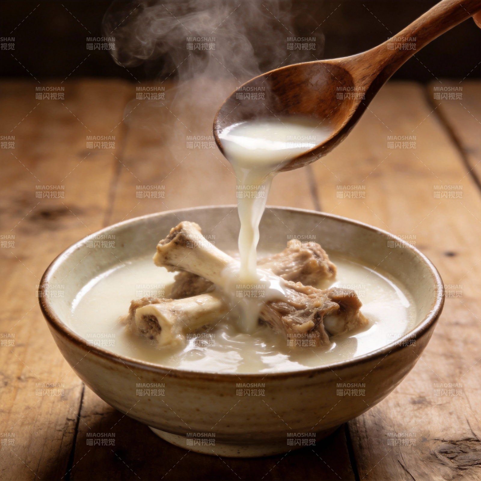 热骨汤盛碗中图片