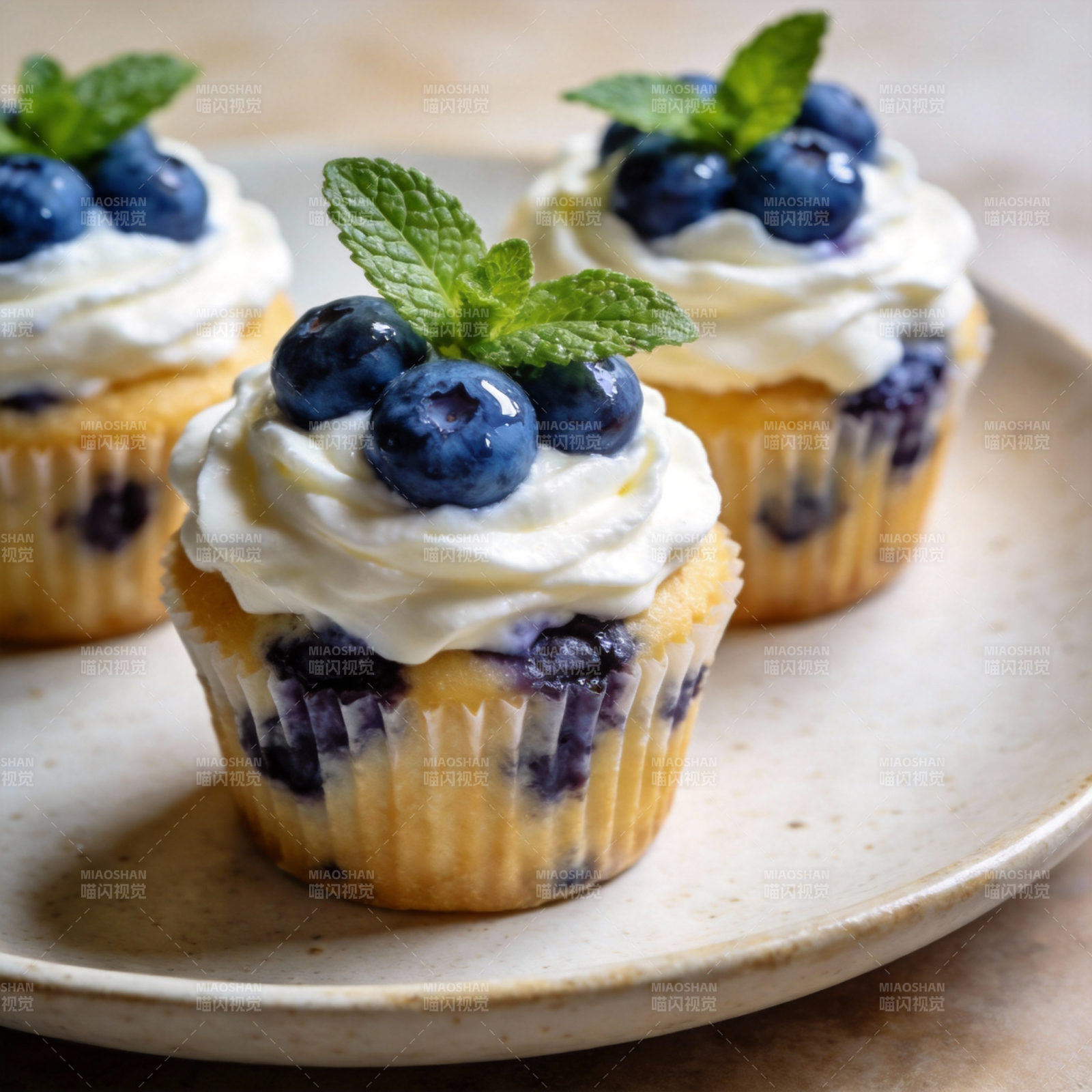 蓝莓奶油小蛋糕图片
