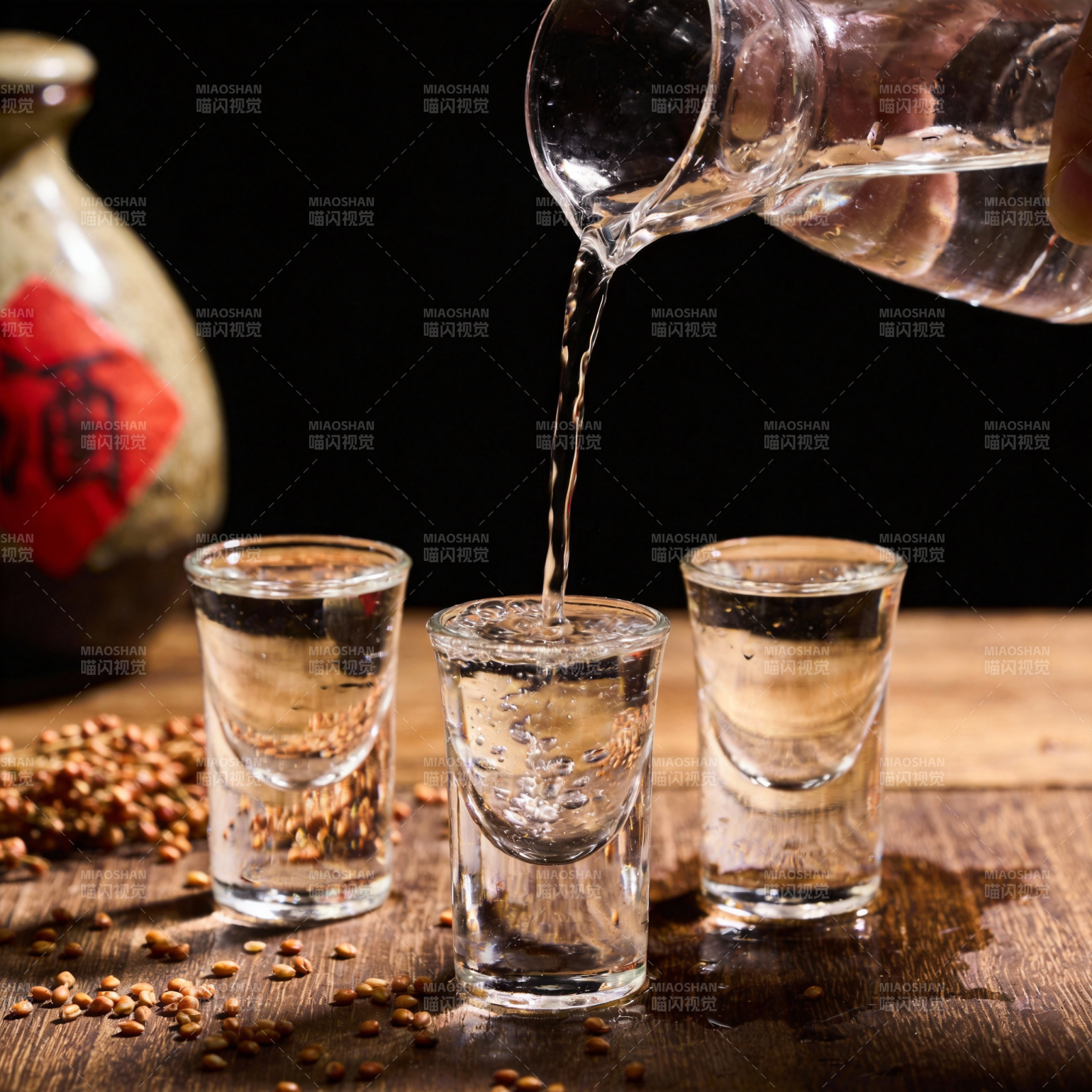 酒入杯中 谷香四溢图片