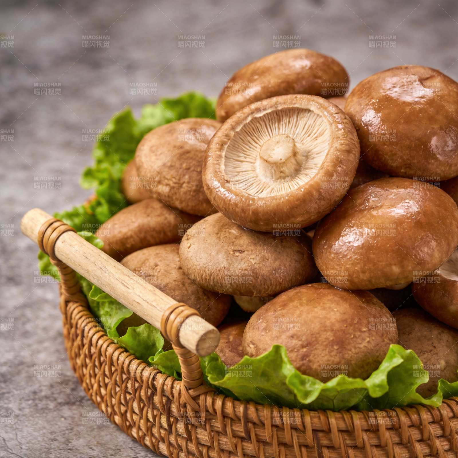 新鲜香菇篮中盛图片